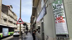 Carteles y consignas contra la construcci�n del t�nel cuelgan de los edificios de la calle Elduayen.