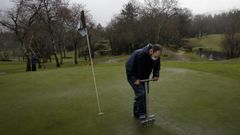 En Moimenta. Los trabajadores de mantenimiento del Barbanza siguen con su actividad. Seg�n afirma el responsable del campo de golf, Alberto Col�n, si cierra a cal y canto toda la instalaci�n, en cuanto les toque volver, la inversi�n para poner todo a punto de nuevo se disparar�a. 