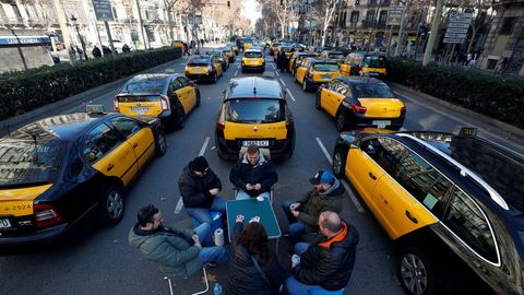 TAXISTAS JUGANDO A LAS CARTAS EN LA GRAN V�A DE BARECELONA CORTADA AL TR�FICO POR LAS PROTESTAS