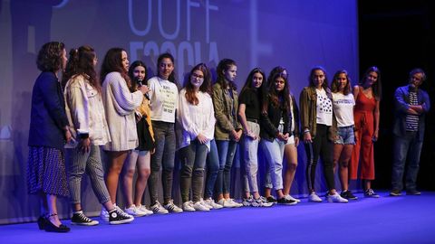 Alumnos del IES Isaac D�az Pardo recogen el premio por  De�moslle voz 
