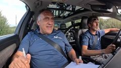 Chente Garc�a Acosta, a la izquierda en un coche de equipo durante una prueba ciclista