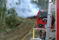Imagen de una de los motobombas trabajando en la extinci�n de las llamas. 