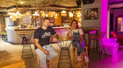 Jorge y Silvia hicieron resurgir en la rúa Galicia, en Santa Comba, el pub Maldita La Hora, tras hacer un buen lavado de cara al local que en su día dio cabida al Cromos. Llevaba un par de años parado y, como era propiedad del padre de este xalleiro aficionado a las motos (dueño de un taller de motos local, que construyó el edificio), decidieron sacarle partido.