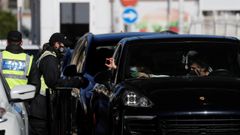 Un turista espa�ol muestra, este s�bado, su DNI a la policia gibraltare�a para acceder al Pe��n