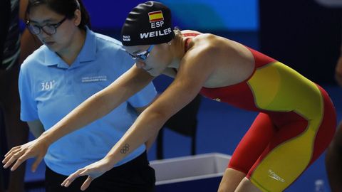 Carmen Weiler, antes de saltar a la piscina en los Campeonatos del Mundo de Singapur