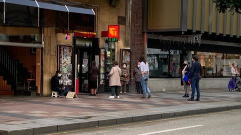 Cola para entrar en un estanco de la calle Ur�a