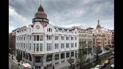 Oficina principal del Banco Herrero en Oviedo. Los atracadores accedieron por la puerta de la calle Fruela, a la izquierda