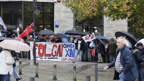 Con motivo de la huelga, un grupo de trabajadores se concentraron a las puertas de la delegacin de la Xunta