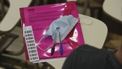 Mesa de un alumno en la pasada selectividad. El confinamiento y posterior cambio del examen de selectividad ha causado sorpresas en las notas