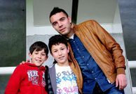 Aspas, con dos ni�os del AJ L�rez.