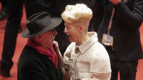 La actriz britnica Tilda Swinton saluda al director del festival Dieter Kosslick.