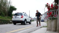 Un peregrino en la carretera de Tomeza, en Pontevedra, en una imagen de archivo
