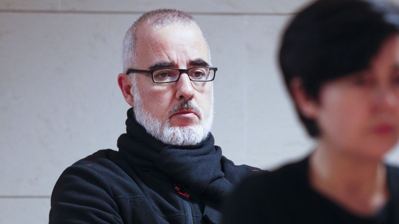 Entre libros, sin visitas ni amigos: así es la vida de Alfonso Basterra en  la cárcel de Teixeiro