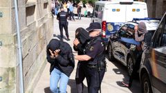 Dos de los detenidos, entrando en el juzgado de Muros para prestar declaracin.