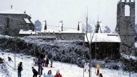 El car�cter hist�rico de la nevada de 1987 reside en que tambi�n nev� de forma intensa en las R�as Baixas. En la imagen se puede ver el manto blanco en O Saln�s