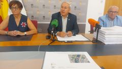 Jos� Tome (en el centro) durante la presentaci�n de la apertura del per�odo de exposici�n p�blica del nuevo puente del paseo del Malec�n