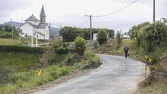 La carretera de Loiba, en obras, con la iglesia de la parroquia de San Xuli�n al fondo