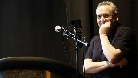 Julio L�pez, de Arracada Produci�ns, ofreci� el preg�n