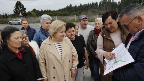 Vecinos de Corti��n afectados por el proyecto de la nueva l�nea de tren para eliminar el baip�s de Betanzos.