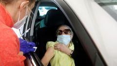 Una mujer acude al autovac de Gij�n para inocularse contra el coronavirus