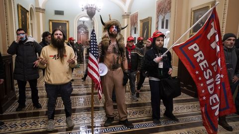 Seguidores de Trump, entre ellos el cham�n de QAnon, el 6 de enero del 2021 en el Capitolio.