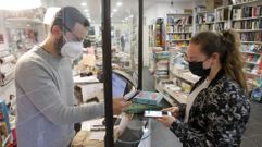 Clienta pagando con el bono cultural en la librer�a Cant�n 4, uno de los establecimientos que participan en el programa.