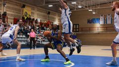 Oluwasesan Russell (COB), con el bal�n ante un defensor del CB Prat.