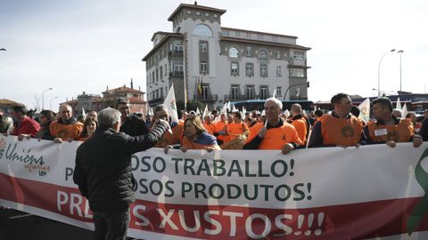 Adems, los manifestantes reivindican una ley que penalice y multe a aquellos que compran producto por debajo de costes.