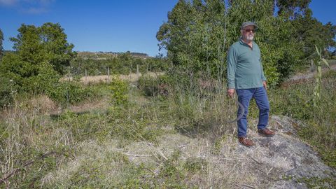 Manolo González, sobre la roca conocida como Pedra Furada, donde hace unos años había un vertedero.