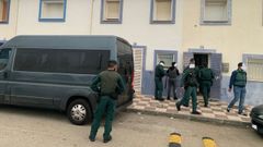 Registros policiales durante la operacin contra el narcotrfico