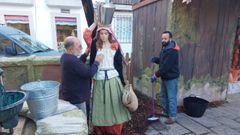 Jes�s Atadell, responsable del montaje, ultimando detalles del bel�n gigante de Santa Mar�a