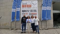 Ana Ortiz, Luisa S�nchez y responsables de la asociaci�n Over