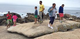 Numerosos turistas se acercaron ayer hasta en entorno del santuario e intentaron que la Pedra de Abalar oscilara. 