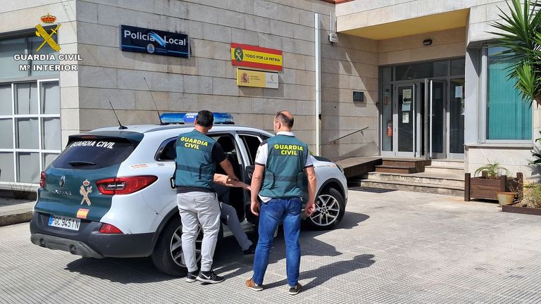 Momento en el que los agentes conducen al sospechoso al interior del cuartel de Cambados