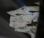 Tiques de la ORA en el parabrisas de un autom�vil. 