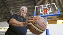 Manolo Campa�a, diante dunha canastra no pavill�n vello do Monte da Vila, onde todo comezou.