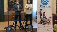 Carlos Rodr�guez y Aurelio Mart�n, en la presentaci�n de 30 d�as en Bici, protegidos con sus mascarillas