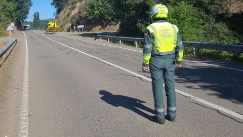 El helicptero tuvo que aterrizar en la carretera