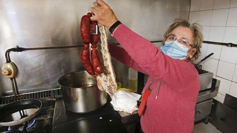 Mara Luisa, del Novo Soto, sostiene la costilla y los chorizos para el cocido