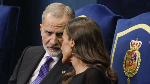 Los reyes Felipe y Letizia conversan durante la ceremonia de entrega de premios.