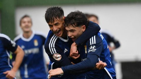 Omar Falah y Dieguito celebran un gol del Vetusta en la 23/24