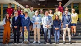 Foto de familia tras la presentaci�n del Team Espa�a para los World Skate Games 2026 de Asunci�n, en Paraguay. Aparecen en la foto los deportistas gallegos Julia Benedetti (la segunda abajo del todo a la derecha) y Chevi Guzm�n (arriba del todo, el tercero por la izquierda)