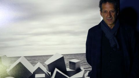 Chema Madoz junto a una de las obras de �El viajero inm�vil�