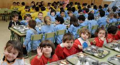 <span lang= es-es >Cientos de alumnos comen a diario en los comedores escolares</span>. La mayor�a, tienen cocina en el centro (en la foto, el Gregorio Sanz de Ribadeo), pero otros tienen que recurrir al c�tering. 