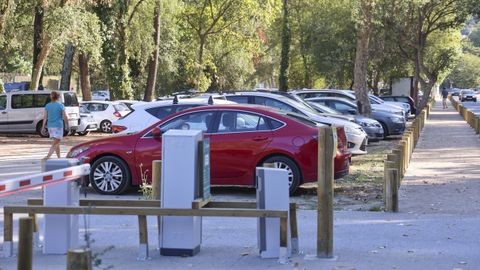 El aparcamiento dispone de dos entradas controladas con barreras