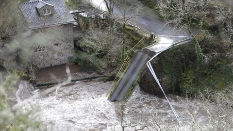 Carretera de la Diputaci�n cortada en Navia al caerse un puente