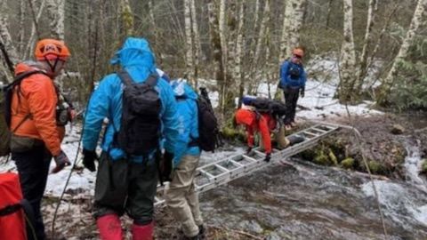 Equipos de emergencia y voluntarios buscaron a dos hombres desaparecidos en el estado de Washington, desde el d�a de Navidad.