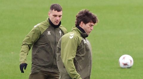 Marcos Alonso y Ferran Jutgl�, en el entrenamiento del Celta de este mi�rcoles.