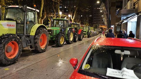 Los tractores rodean el Parque de San L�zaro (Ourense).