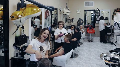 Conchi Gonz�lez, en el sill�n del medio, de la peluquer�a de Trasmiras